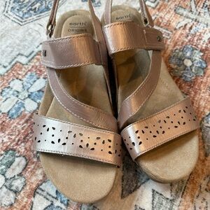 Earth Origins Women's light pink metallic Sandals ✨